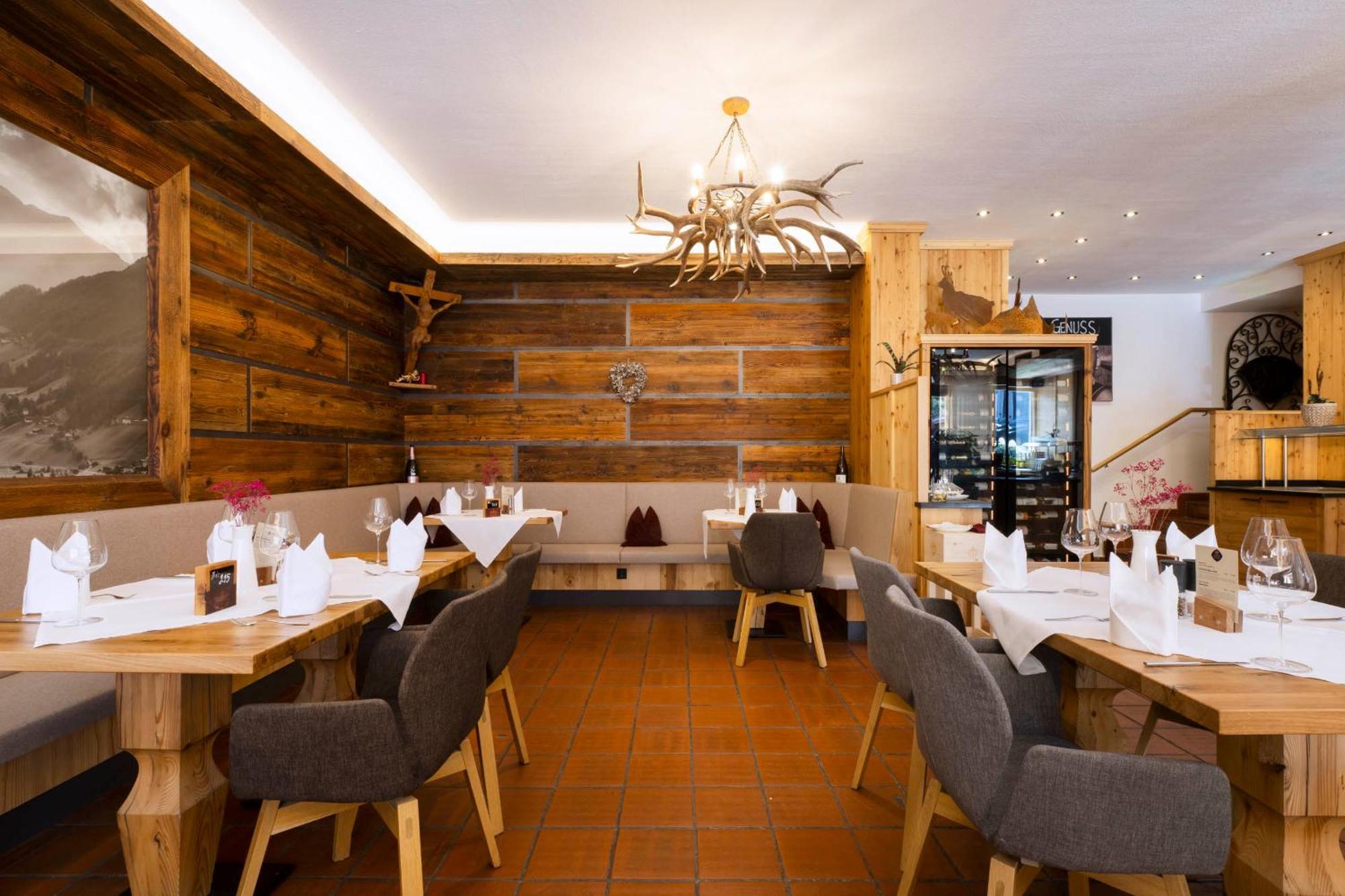 Hotel Alpenstolz มีเดอร์ส ภายนอก รูปภาพ