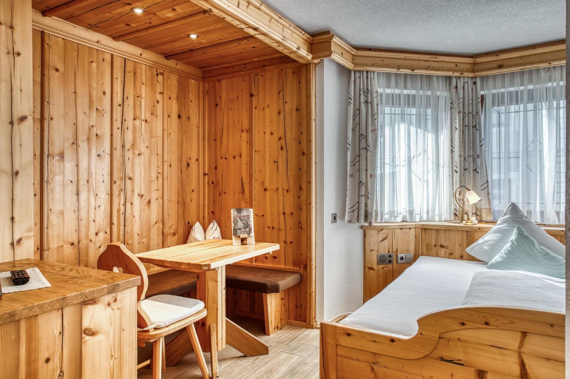 Hotel Alpenstolz มีเดอร์ส ภายนอก รูปภาพ
