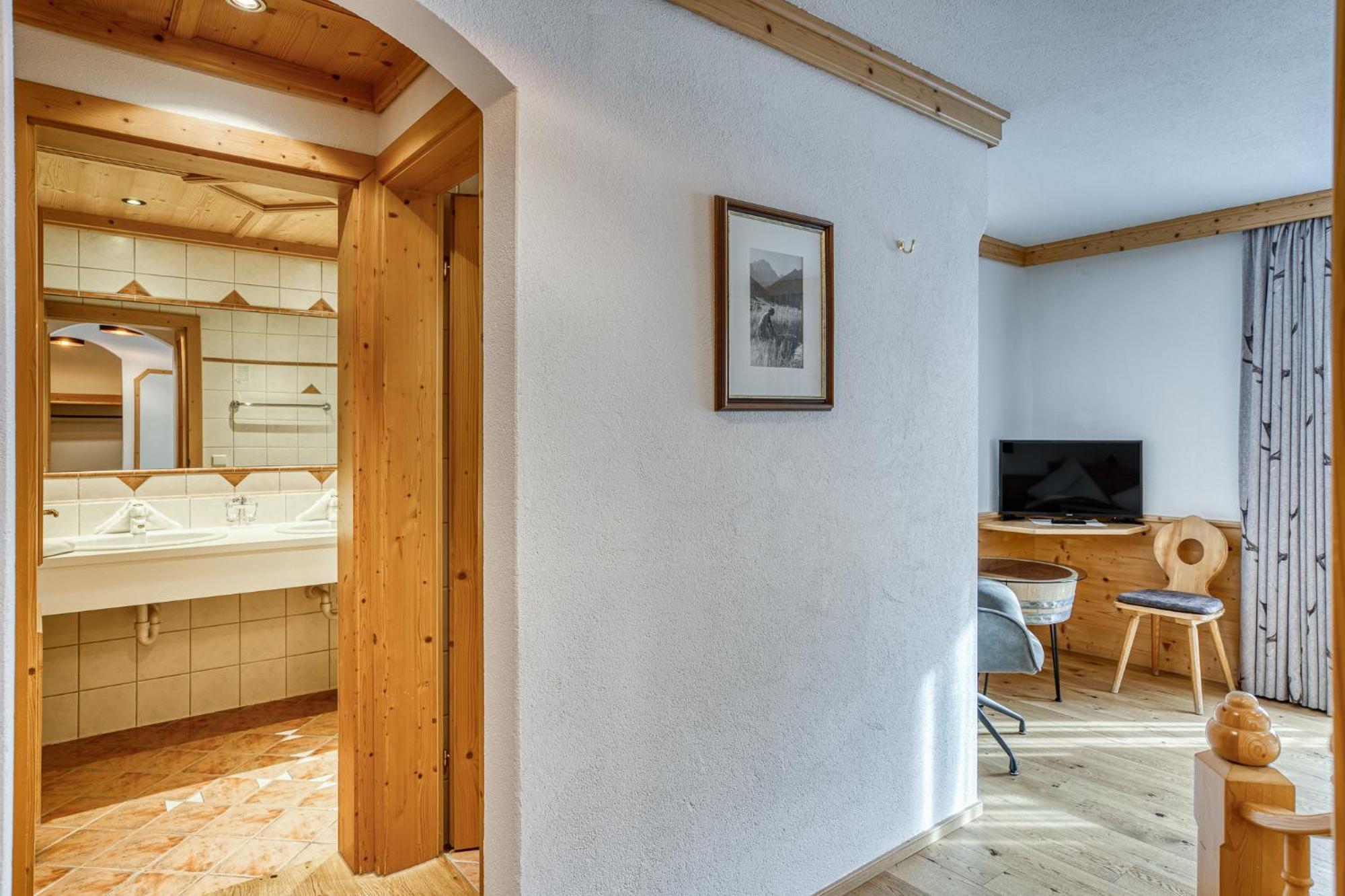 Hotel Alpenstolz มีเดอร์ส ห้อง รูปภาพ